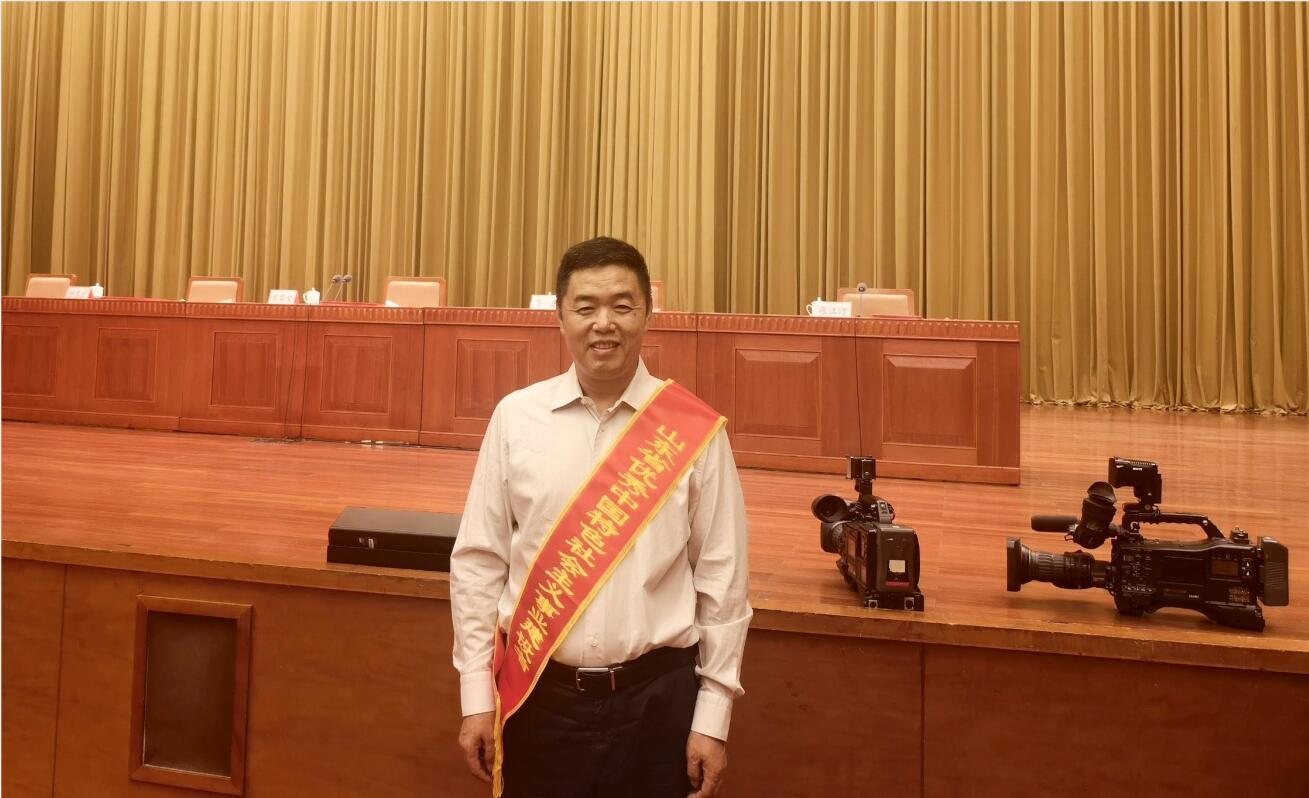 祝賀| 海利爾藥業(yè)集團(tuán)董事長葛堯倫榮獲 “山東省優(yōu)秀中國特色社會主義事業(yè)建設(shè)者”稱號